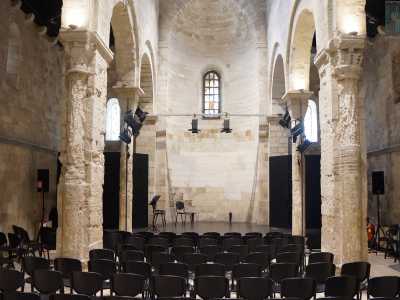 Varcata la soglia ci troviamo in un ambiente diviso in tre navate da quattro grandi pilastri in pietra e due colonne con semicolonne addossate...